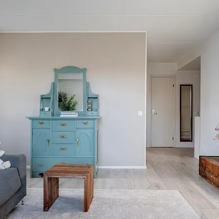 Bright And Spacious Near Subway With Free Parking *