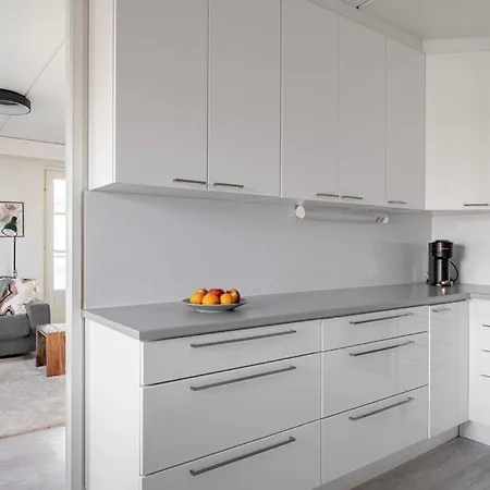 Bright And Spacious Near Subway With Free Parking アパート *