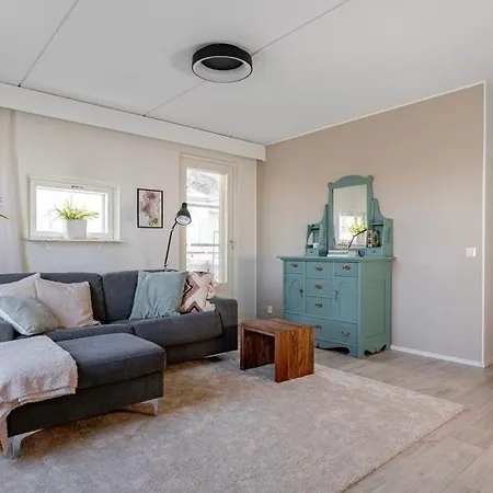 Bright And Spacious Near Subway With Free Parking エスポー