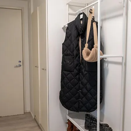 Bright And Spacious Near Subway With Free Parking エスポー