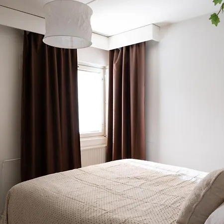 Bright And Spacious Near Subway With Free Parking